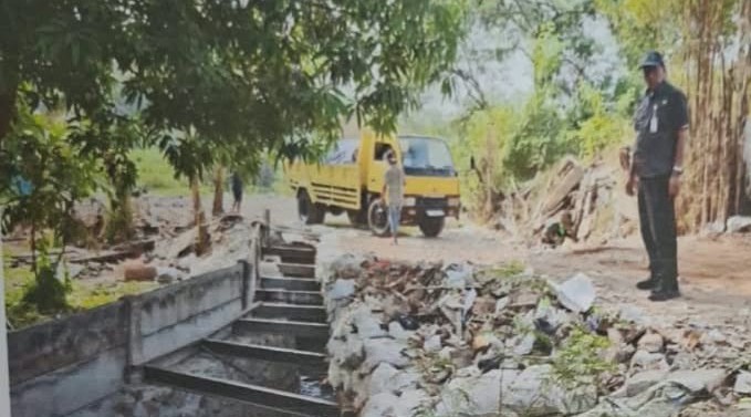Jalan Terancam Rusak Ratusan Truk Urugan Lalu Lalang Setiap Hari Di Wilayah Kec. Larangan